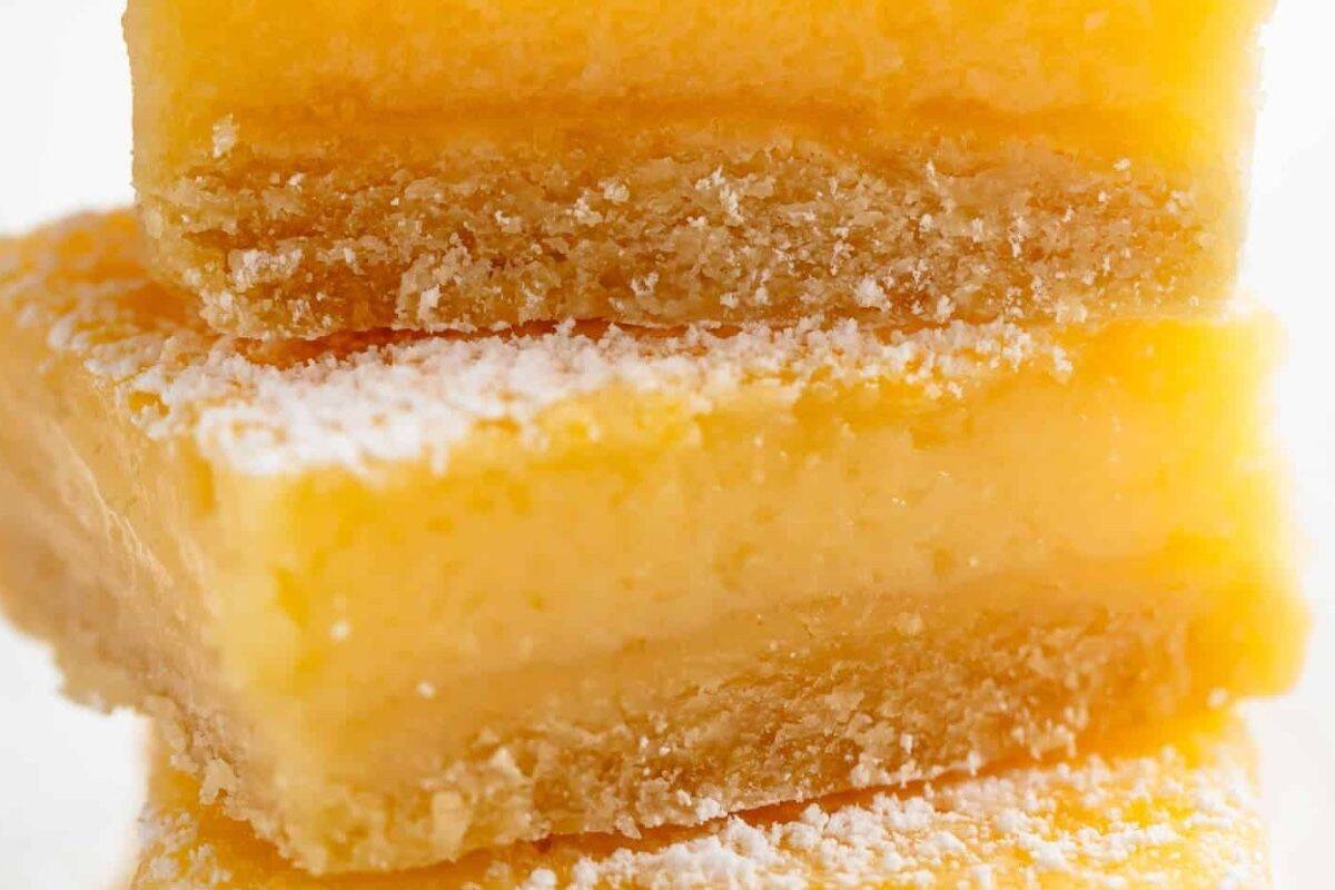 Before serving, dust with powdered sugar (or sweetener). Cut into 20 neat squares