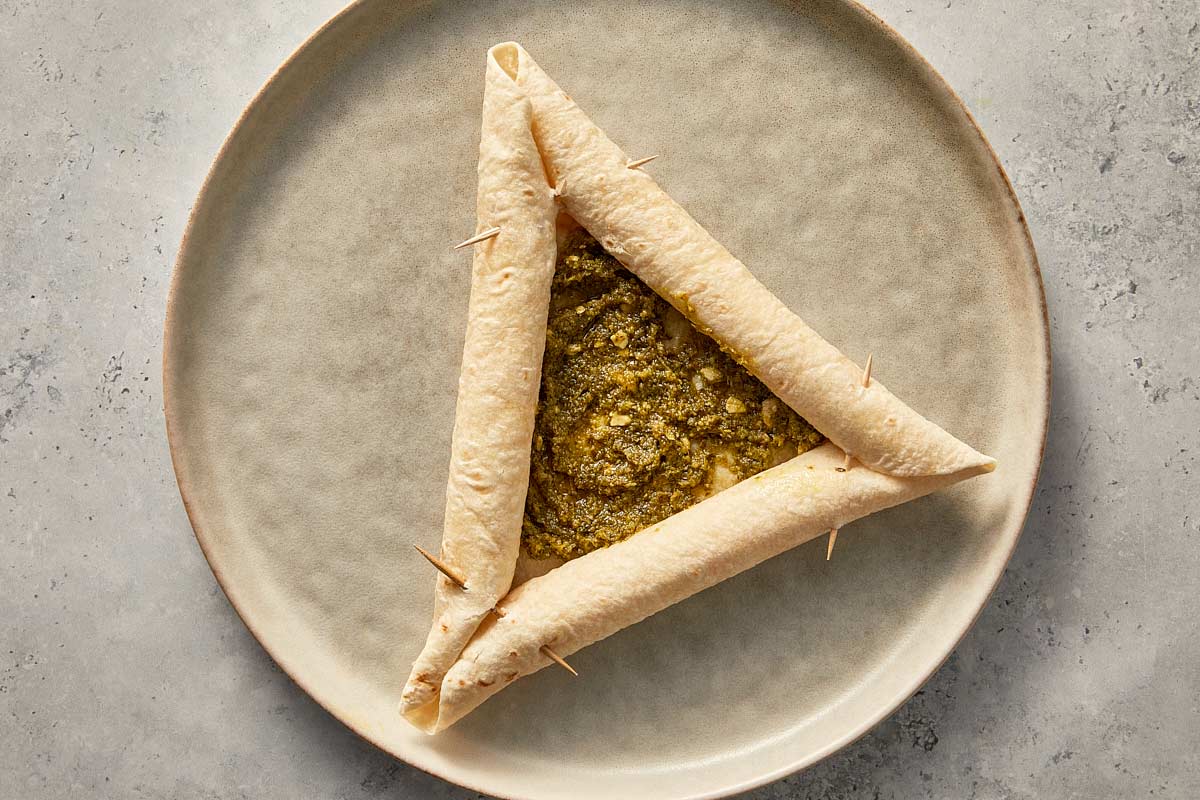 tortilla pizza filled with pesto