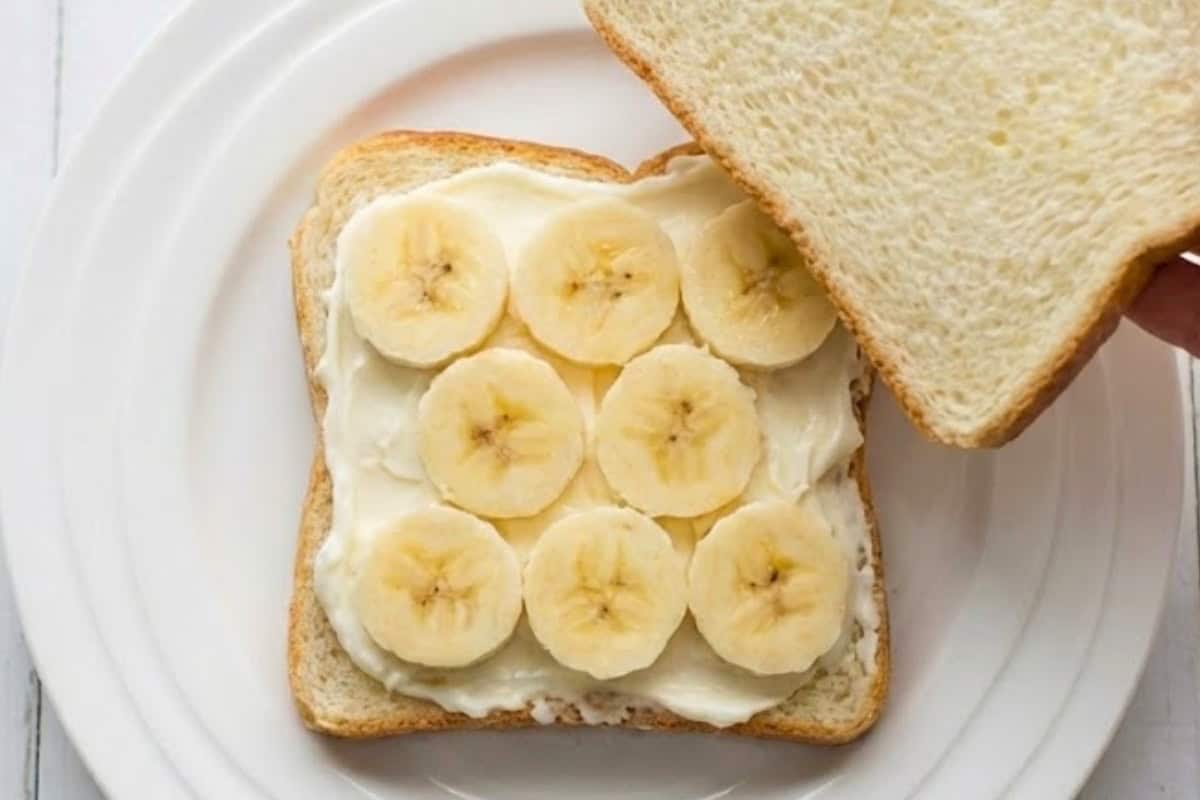 Spread cream cheese mixture over bread, layer banana on one piece, then top with the second slice and press to seal.
