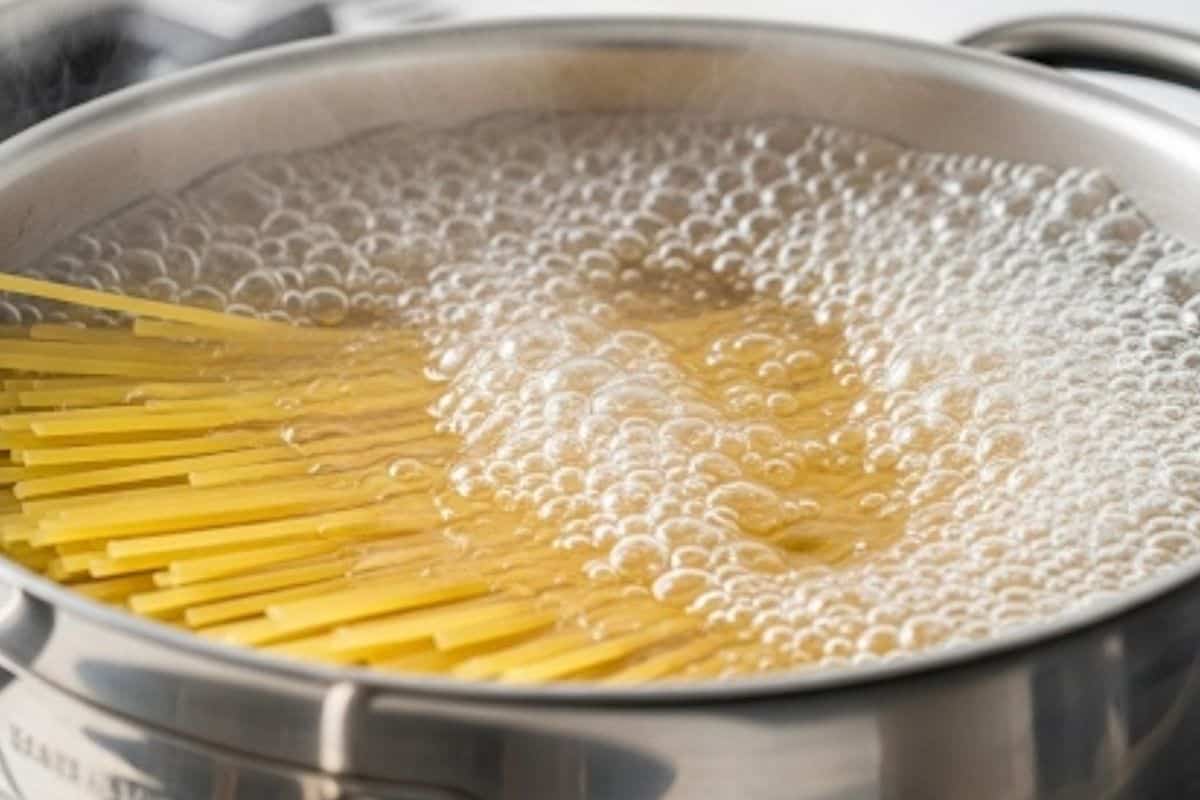 Cook the spaghetti in a large pot.