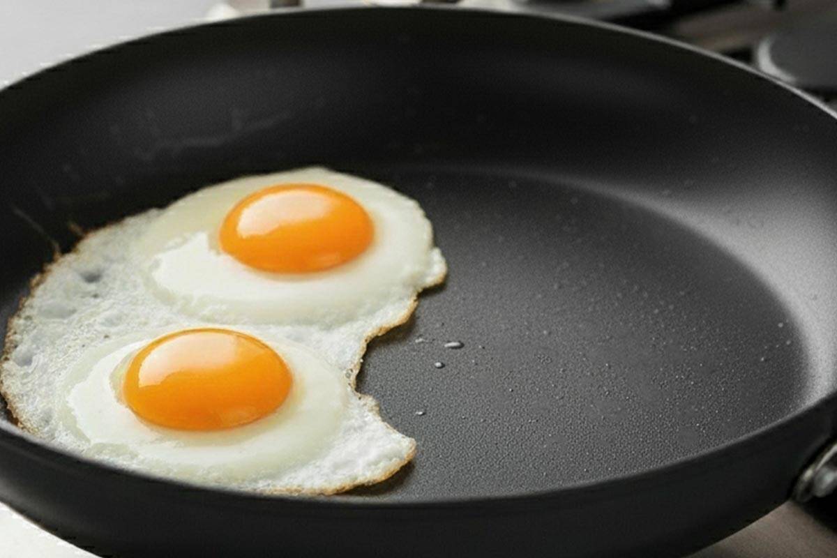Cooking 2 eggs in the pan.