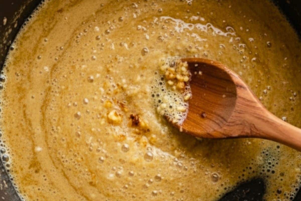 Melt butter over medium heat and add garlic in the pan.