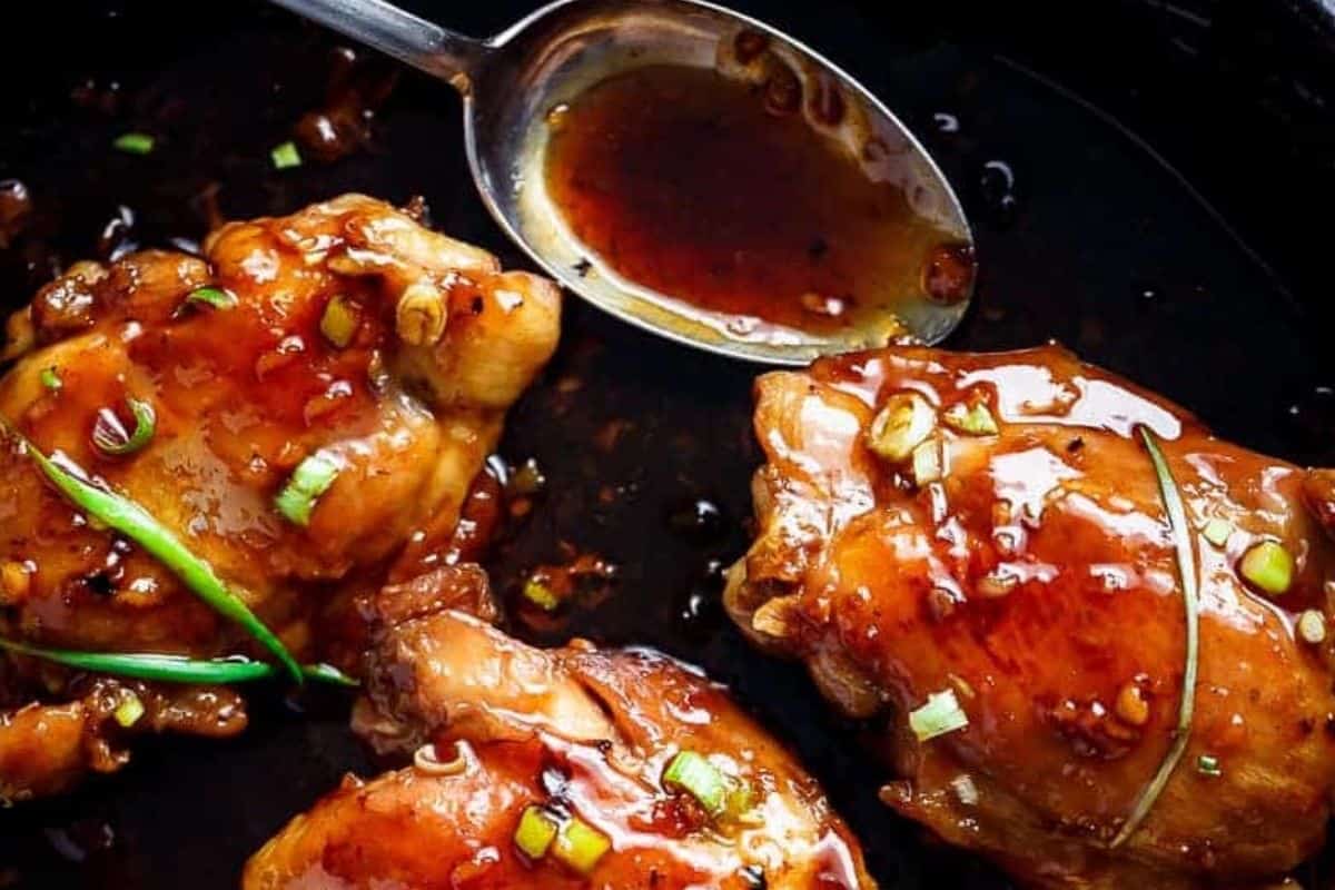 Pour the sauce into the pan.