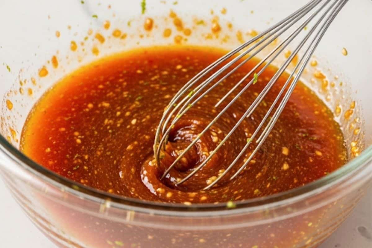 In a bowl, whisk honey, sriracha sauce, garlic, rice wine vinegar, soy sauce and lime juice until combined.