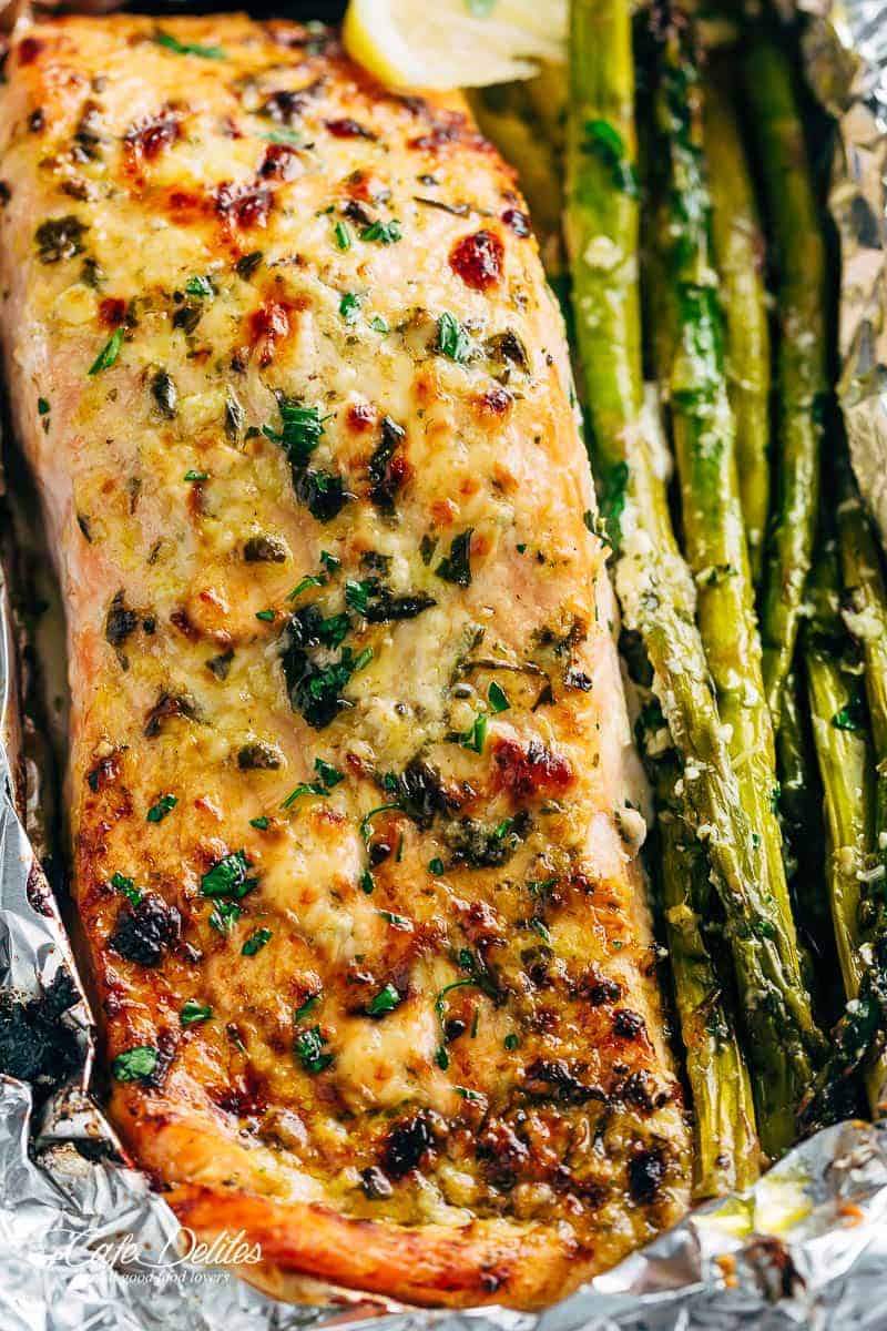 Baked OR grilled right on your barbecue this Lemon Parmesan Salmon & Asparagus Foil Packs are packed with flavour!!