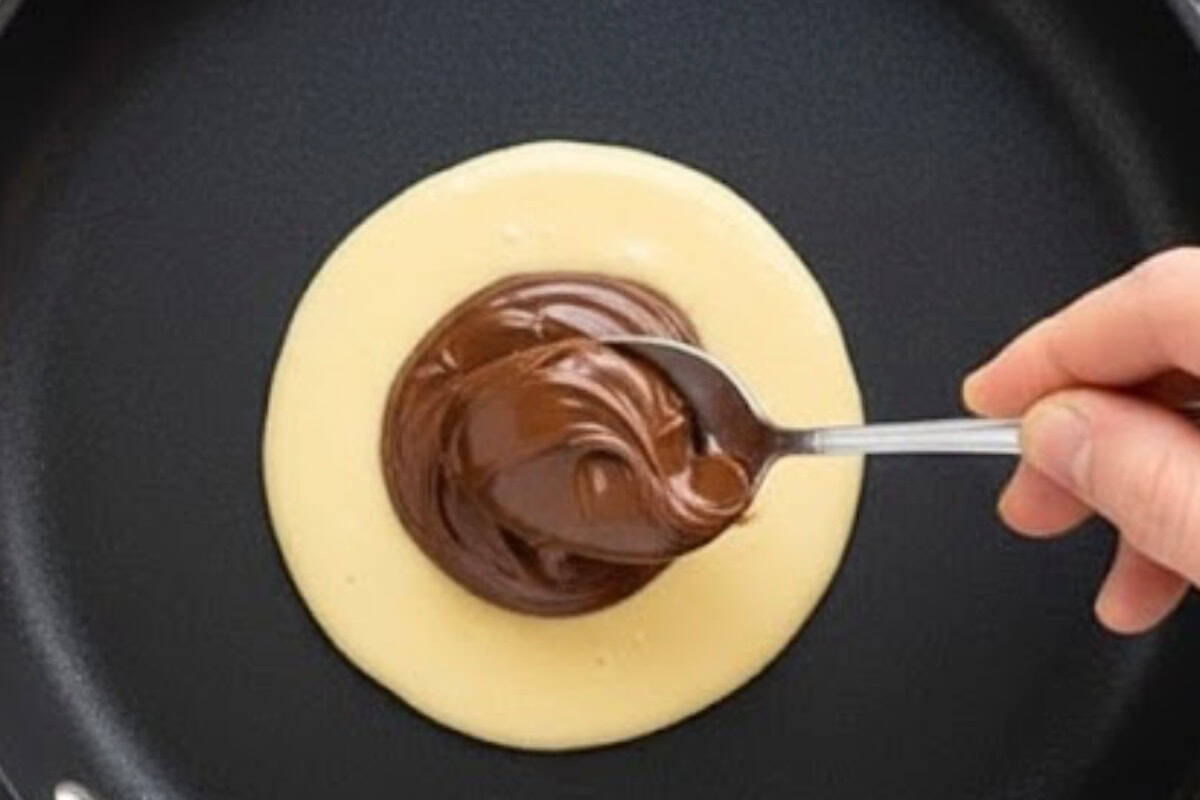 Pour 2 tablespoons of batter. Then spoon 1 teaspoon of Nutella into the center