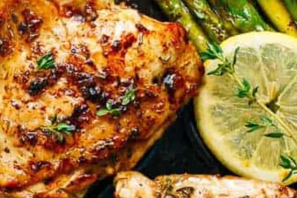 Finish by topping with lemon slices and the remaining thyme leaves. Serve the lemon garlic butter chicken hot, straight from the pan.