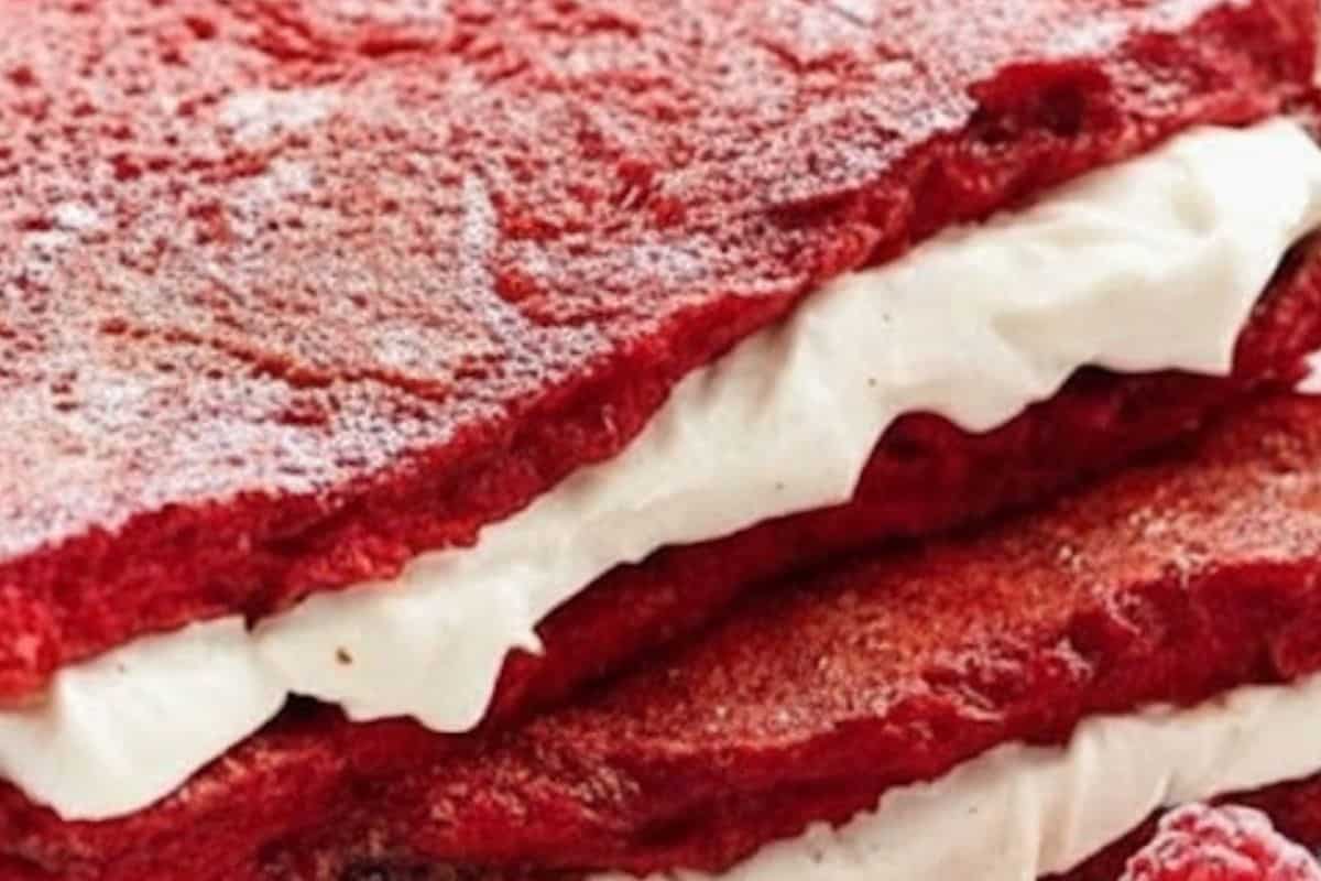 Spread a spoonful of cheesecake filling over six toast halves and top each one with another piece.
