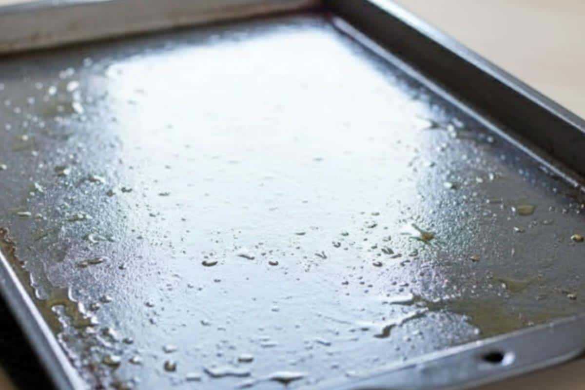 Lightly greased a large baking sheet with cooking oil.