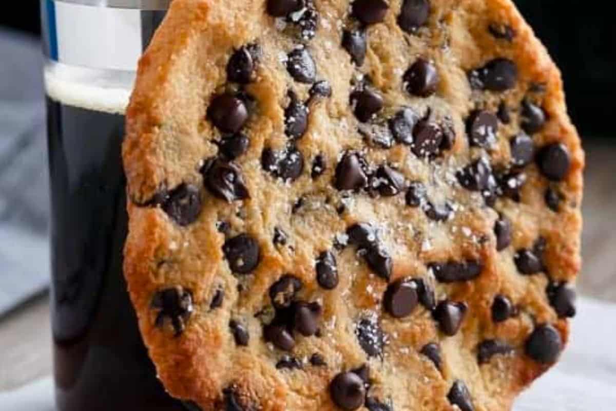 Bake for 15 to 20 minutes until the edges are golden and sprinkle with salt flakes.