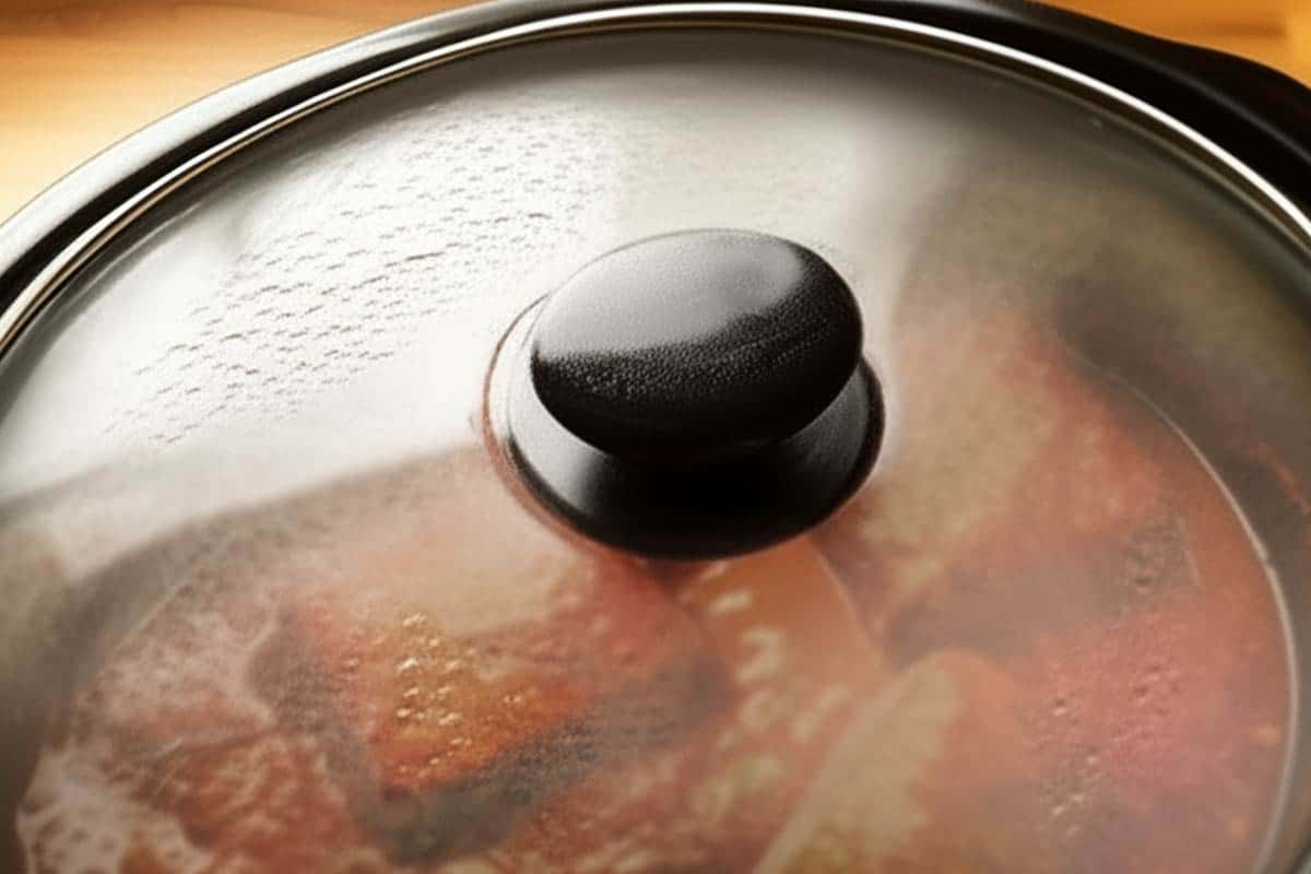 Slow cooker with lid.