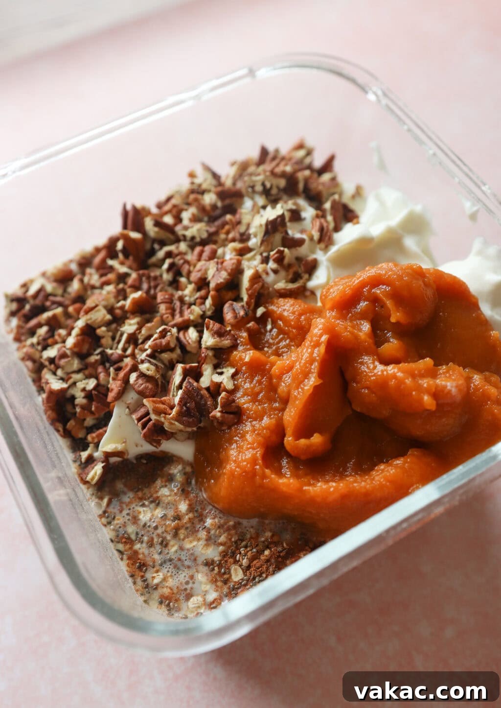 Effortless Autumn Bliss: Pumpkin Pie Spice Overnight Oats 4 Unmixed ingredients for Easy & Filling Pumpkin Pie Spice Overnight Oats in a glass container