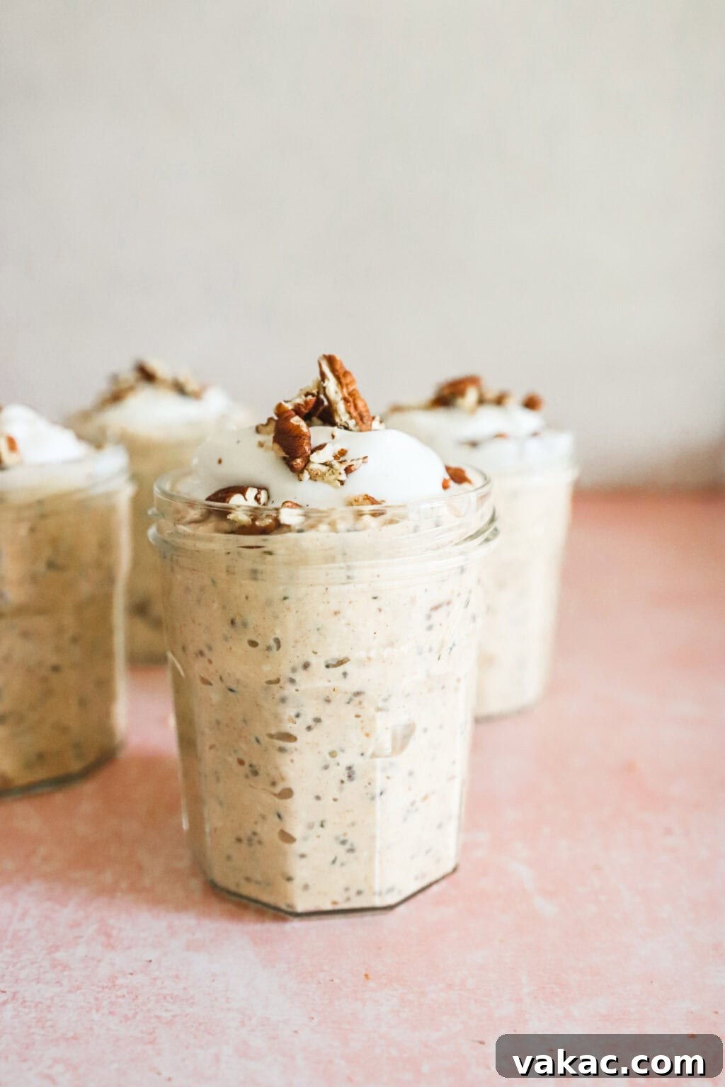 Effortless Autumn Bliss: Pumpkin Pie Spice Overnight Oats 8 Easy & Filling Pumpkin Pie Spice Overnight Oats in glass jars on a pink counter